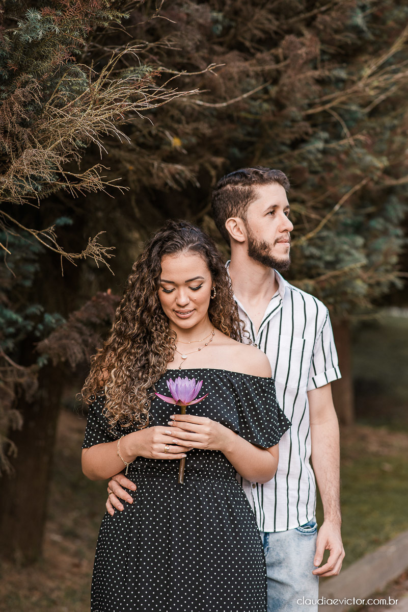 Ensaio casal pre wedding em pedra azul flores casamento fotógrafo de casamento em vila velha fotógrafo de casamento em vitória espirito santo es noivo noiva montanhas por do sol