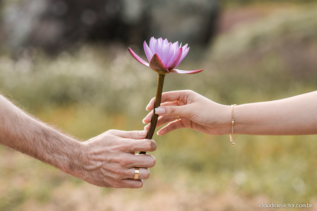 Ensaio casal pre wedding em pedra azul flores casamento fotógrafo de casamento em vila velha fotógrafo de casamento em vitória espirito santo es noivo noiva montanhas por do sol