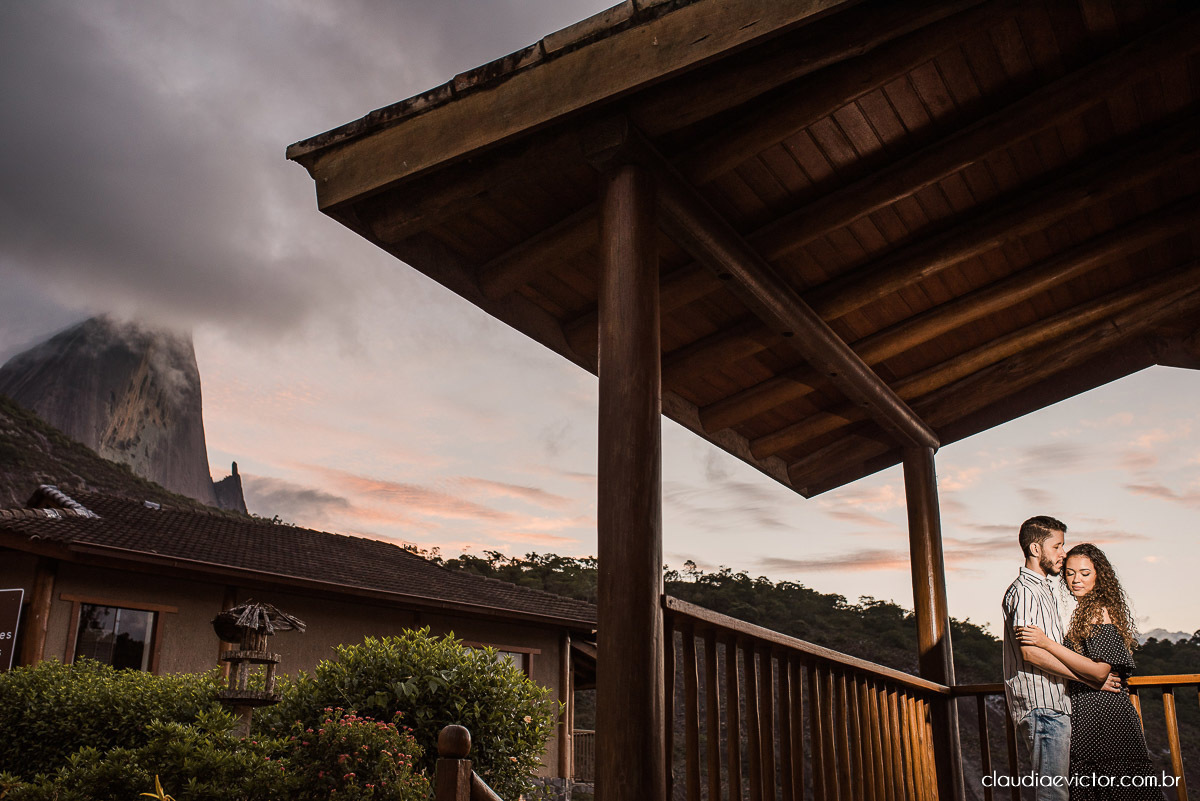 Ensaio casal pre wedding em pedra azul flores casamento fotógrafo de casamento em vila velha fotógrafo de casamento em vitória espirito santo es noivo noiva montanhas por do sol