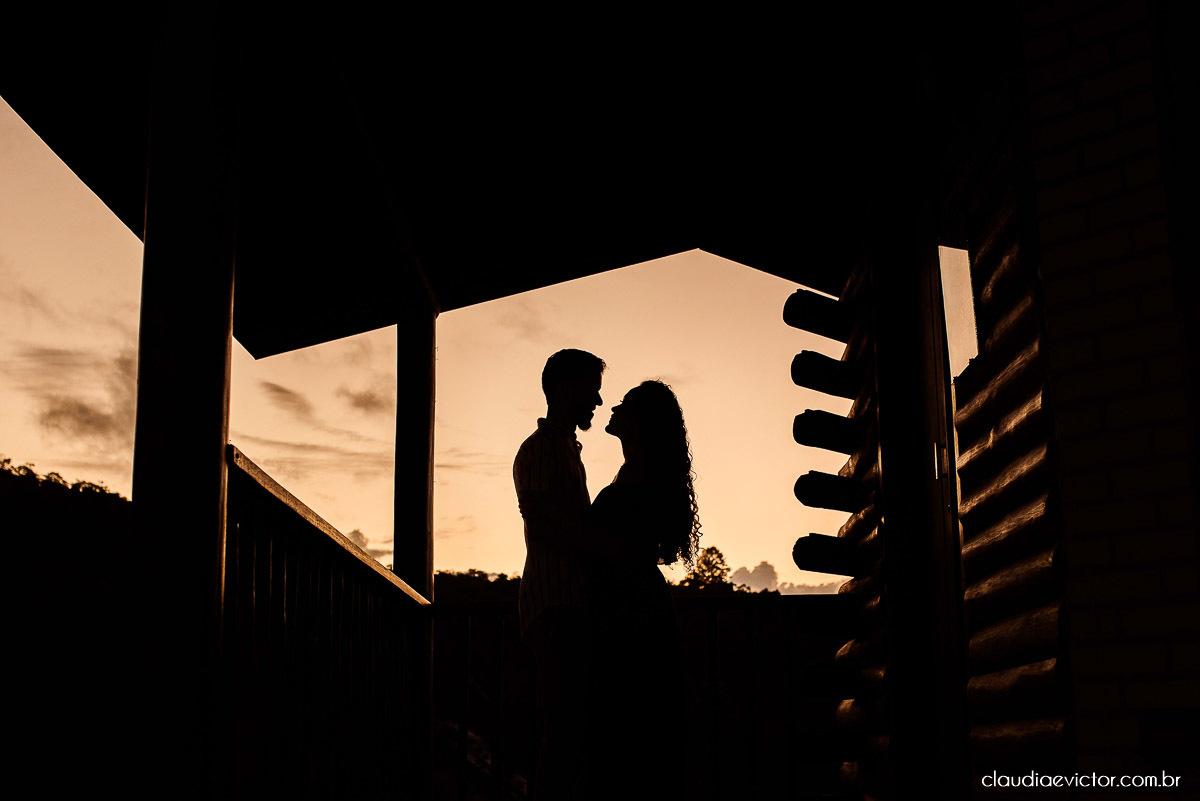 Ensaio casal pre wedding em pedra azul flores casamento fotógrafo de casamento em vila velha fotógrafo de casamento em vitória espirito santo es noivo noiva montanhas por do sol