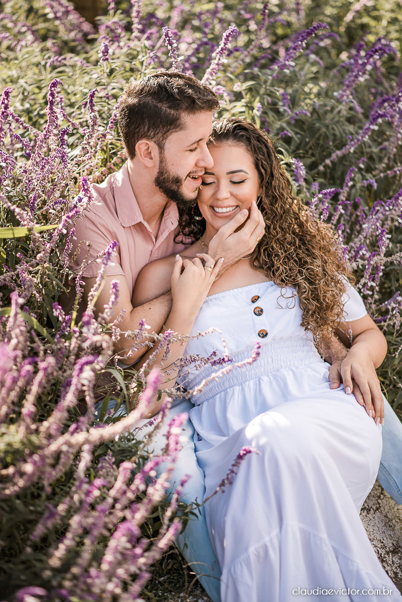 Ensaio casal pre wedding em pedra azul flores casamento fotógrafo de casamento em vila velha fotógrafo de casamento em vitória espirito santo es noivo noiva montanhas por do sol