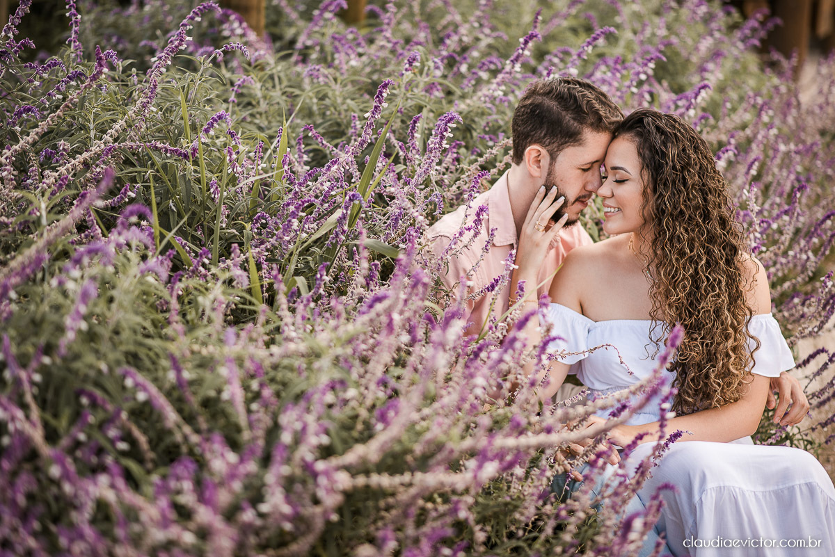 Ensaio casal pre wedding em pedra azul flores casamento fotógrafo de casamento em vila velha fotógrafo de casamento em vitória espirito santo es noivo noiva montanhas por do sol