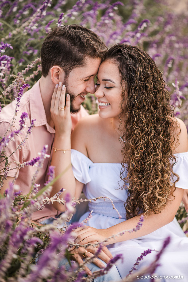 Ensaio casal pre wedding em pedra azul flores casamento fotógrafo de casamento em vila velha fotógrafo de casamento em vitória espirito santo es noivo noiva montanhas por do sol