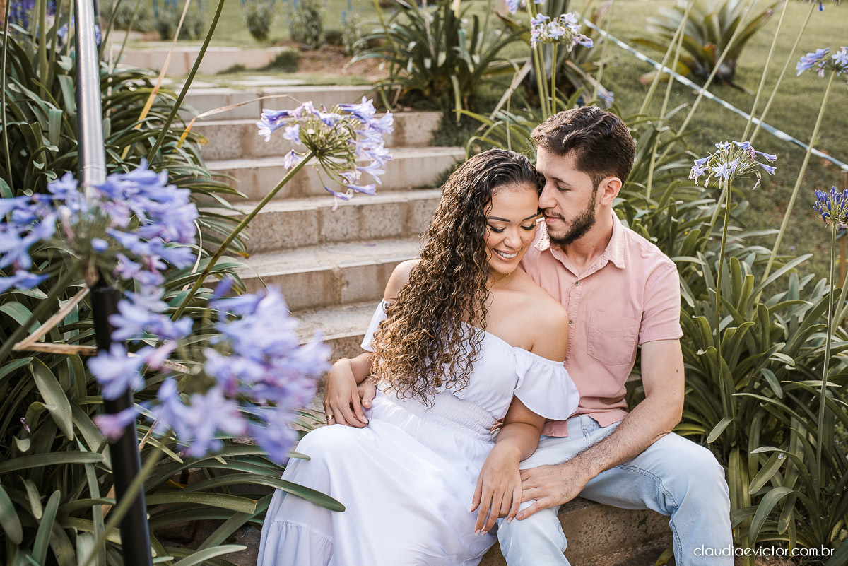 Ensaio casal pre wedding em pedra azul flores casamento fotógrafo de casamento em vila velha fotógrafo de casamento em vitória espirito santo es noivo noiva montanhas por do sol