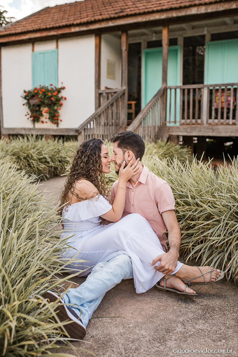 Ensaio casal pre wedding em pedra azul flores casamento fotógrafo de casamento em vila velha fotógrafo de casamento em vitória espirito santo es noivo noiva montanhas por do sol