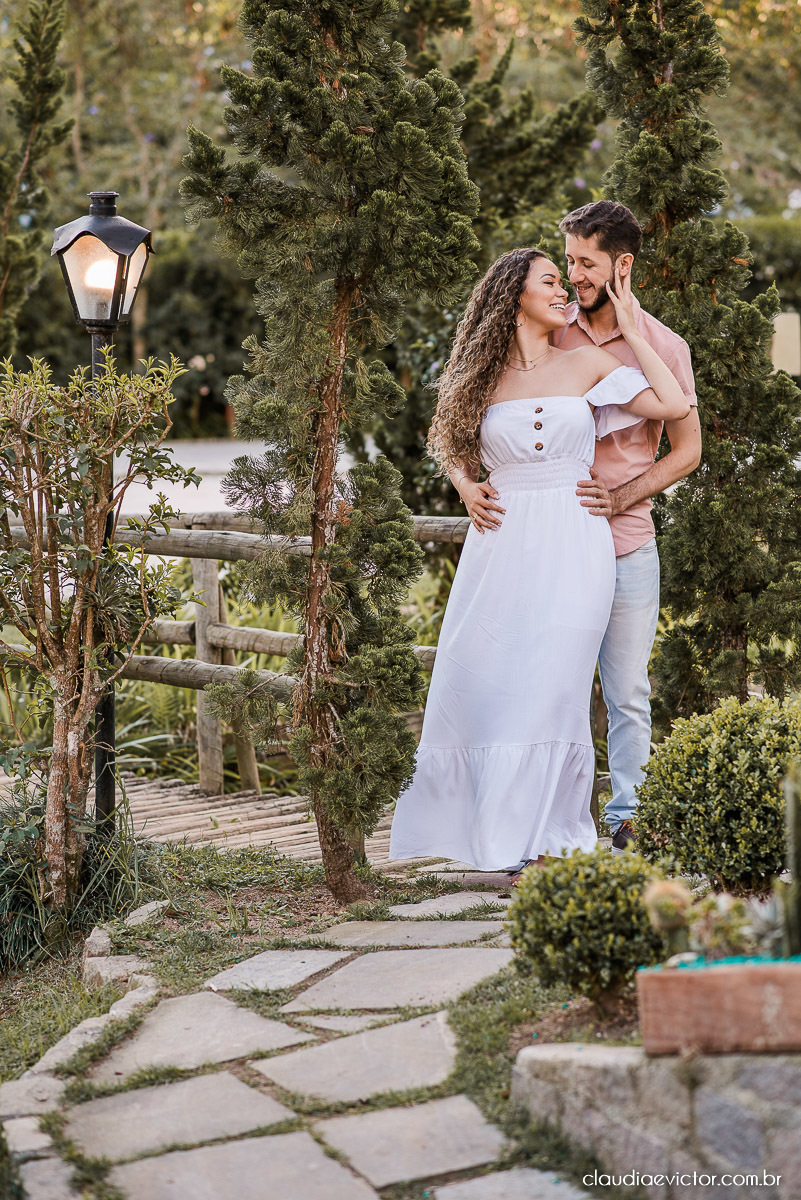 Ensaio casal pre wedding em pedra azul flores casamento fotógrafo de casamento em vila velha fotógrafo de casamento em vitória espirito santo es noivo noiva montanhas por do sol