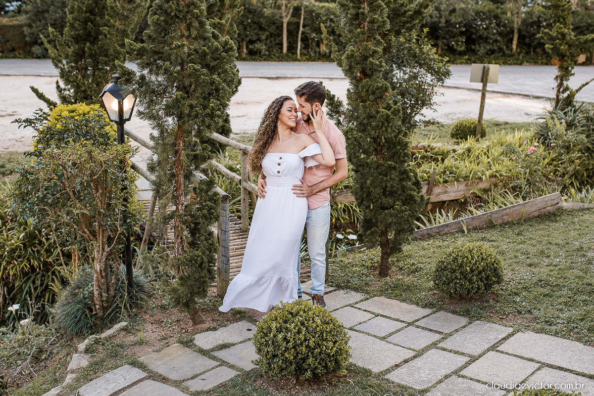 Ensaio casal pre wedding em pedra azul flores casamento fotógrafo de casamento em vila velha fotógrafo de casamento em vitória espirito santo es noivo noiva montanhas por do sol