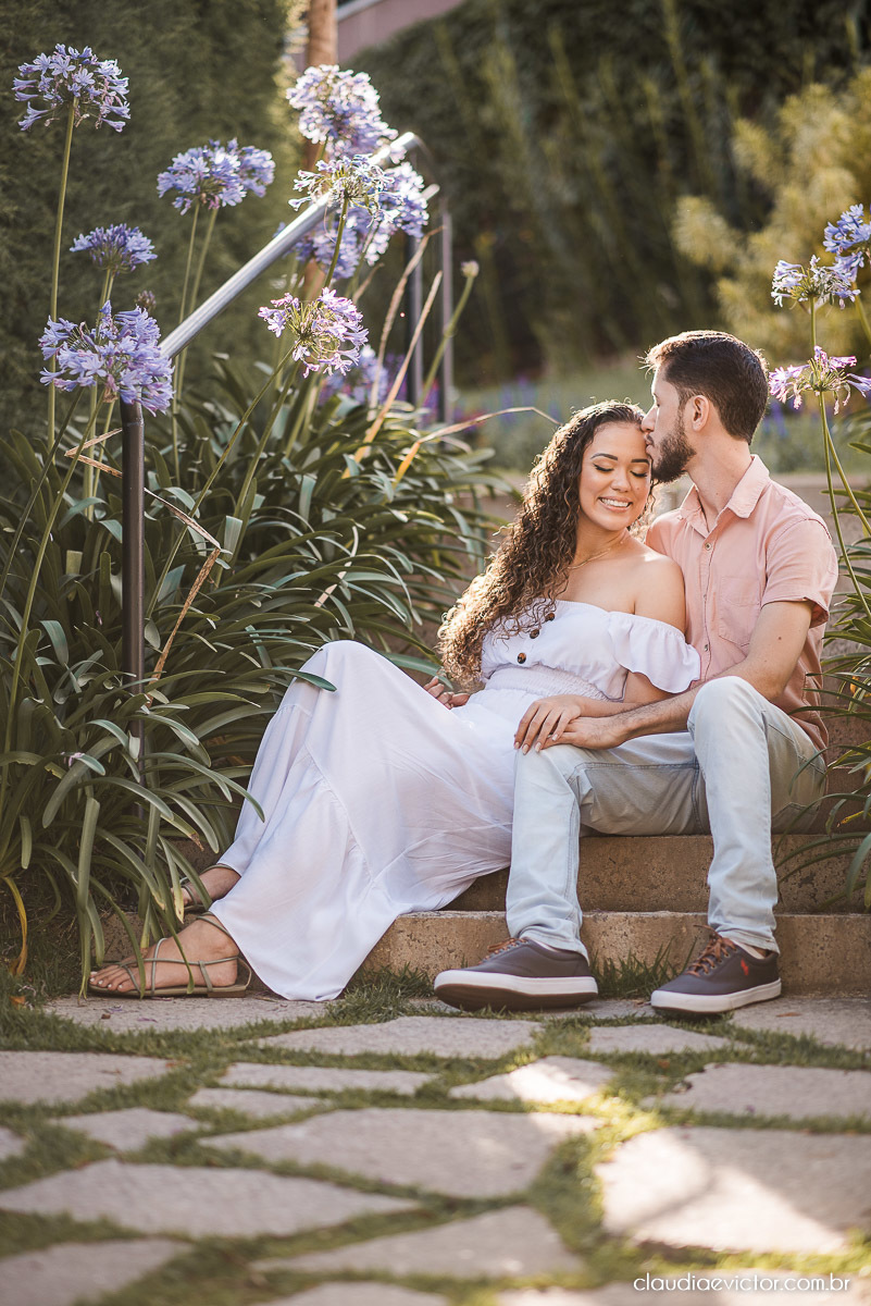 Ensaio casal pre wedding em pedra azul flores casamento fotógrafo de casamento em vila velha fotógrafo de casamento em vitória espirito santo es noivo noiva montanhas por do sol