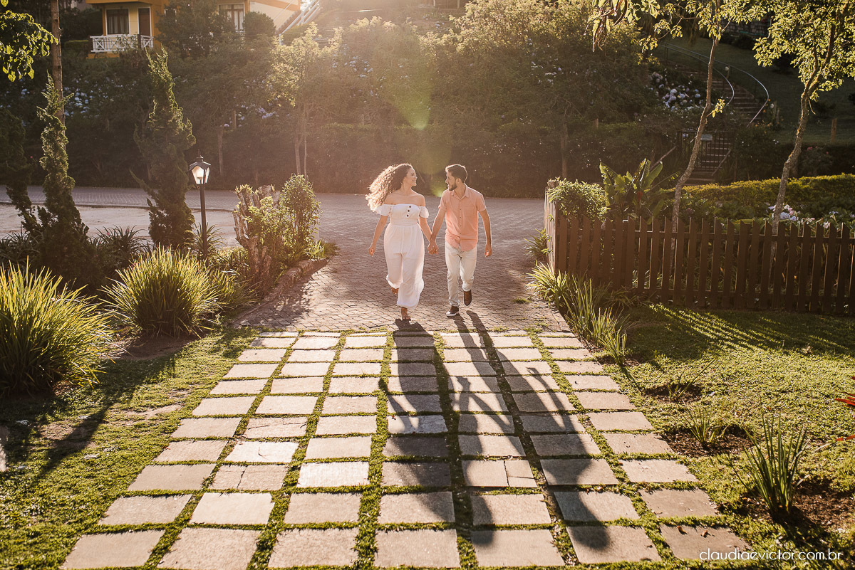 Ensaio casal pre wedding em pedra azul flores casamento fotógrafo de casamento em vila velha fotógrafo de casamento em vitória espirito santo es noivo noiva montanhas por do sol