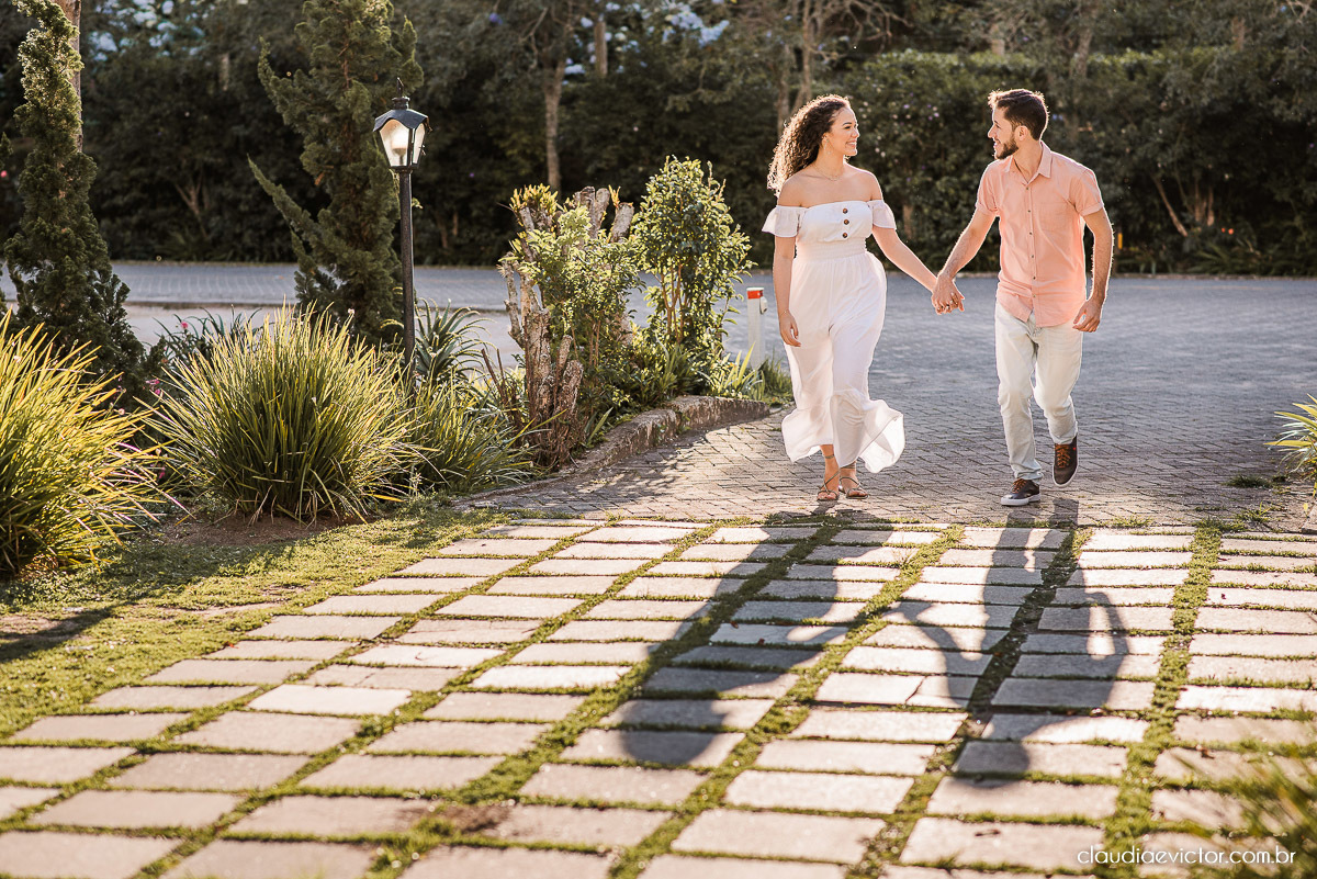 Ensaio casal pre wedding em pedra azul flores casamento fotógrafo de casamento em vila velha fotógrafo de casamento em vitória espirito santo es noivo noiva montanhas por do sol