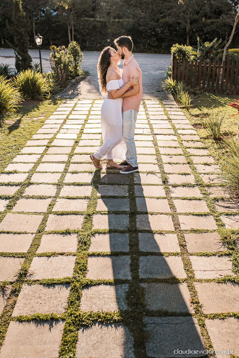 Ensaio casal pre wedding em pedra azul flores casamento fotógrafo de casamento em vila velha fotógrafo de casamento em vitória espirito santo es noivo noiva montanhas por do sol