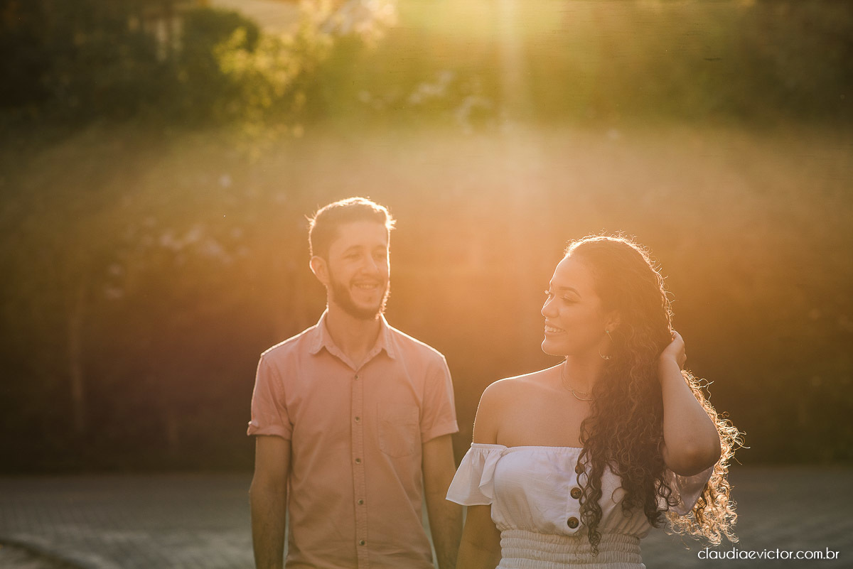 Ensaio casal pre wedding em pedra azul flores casamento fotógrafo de casamento em vila velha fotógrafo de casamento em vitória espirito santo es noivo noiva montanhas por do sol