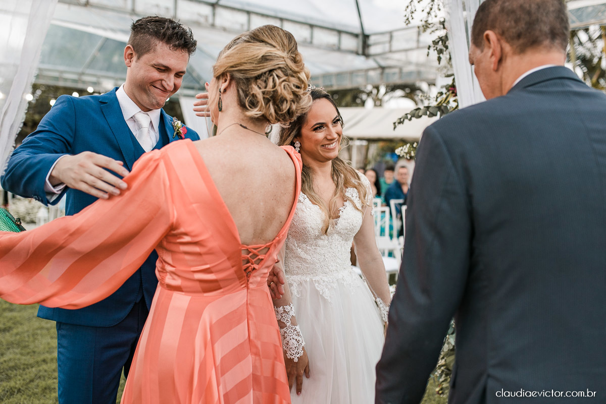 casamento cerimonial warung carapebus fotógrafo de casamento em vila velha fotógrafo de casamento em vitória espirito santo es noivo noiva inspiração vestido de noiva casamento na praia ao ar livre decoração por do sol 