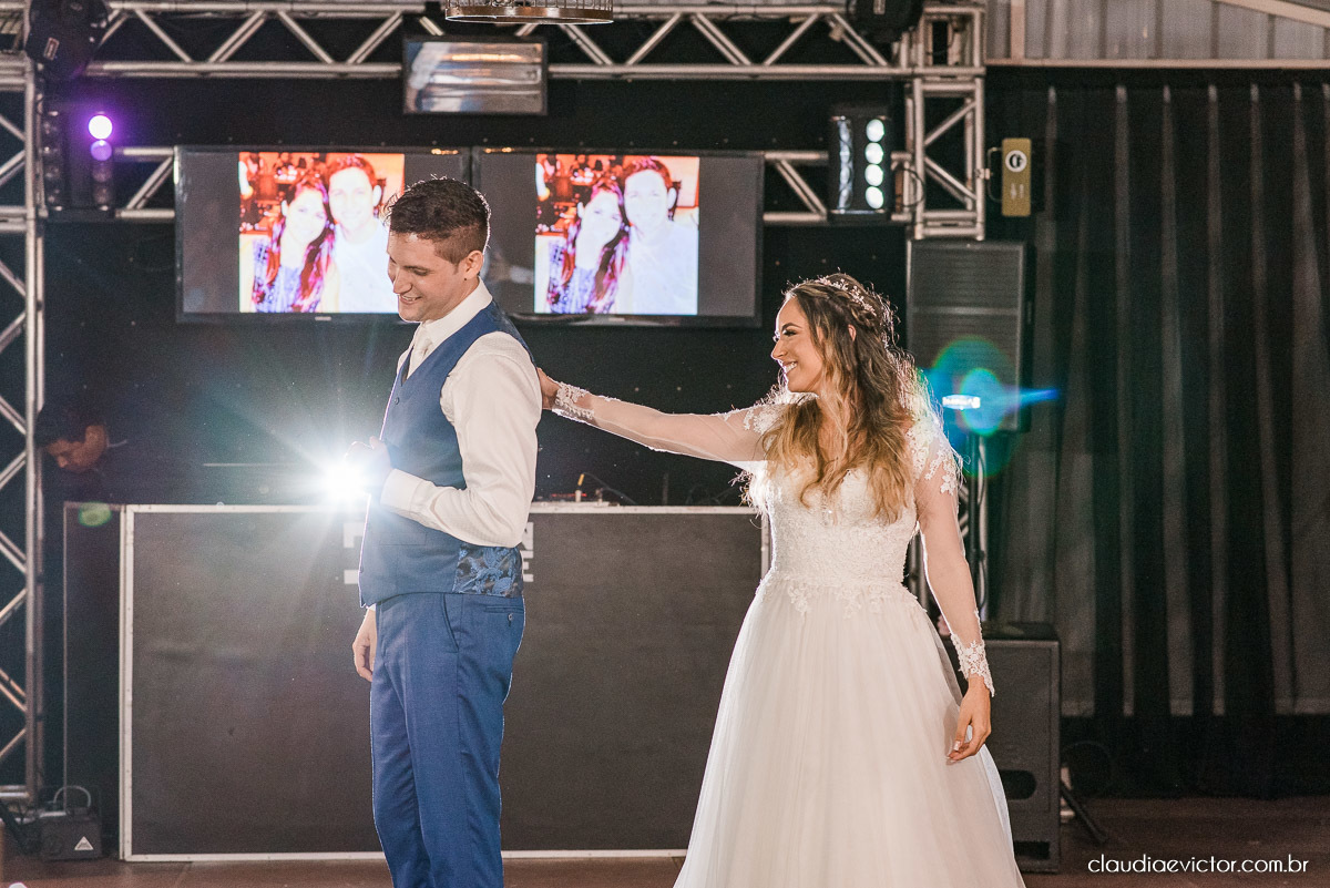 casamento cerimonial warung carapebus fotógrafo de casamento em vila velha fotógrafo de casamento em vitória espirito santo es noivo noiva inspiração vestido de noiva casamento na praia ao ar livre decoração por do sol 