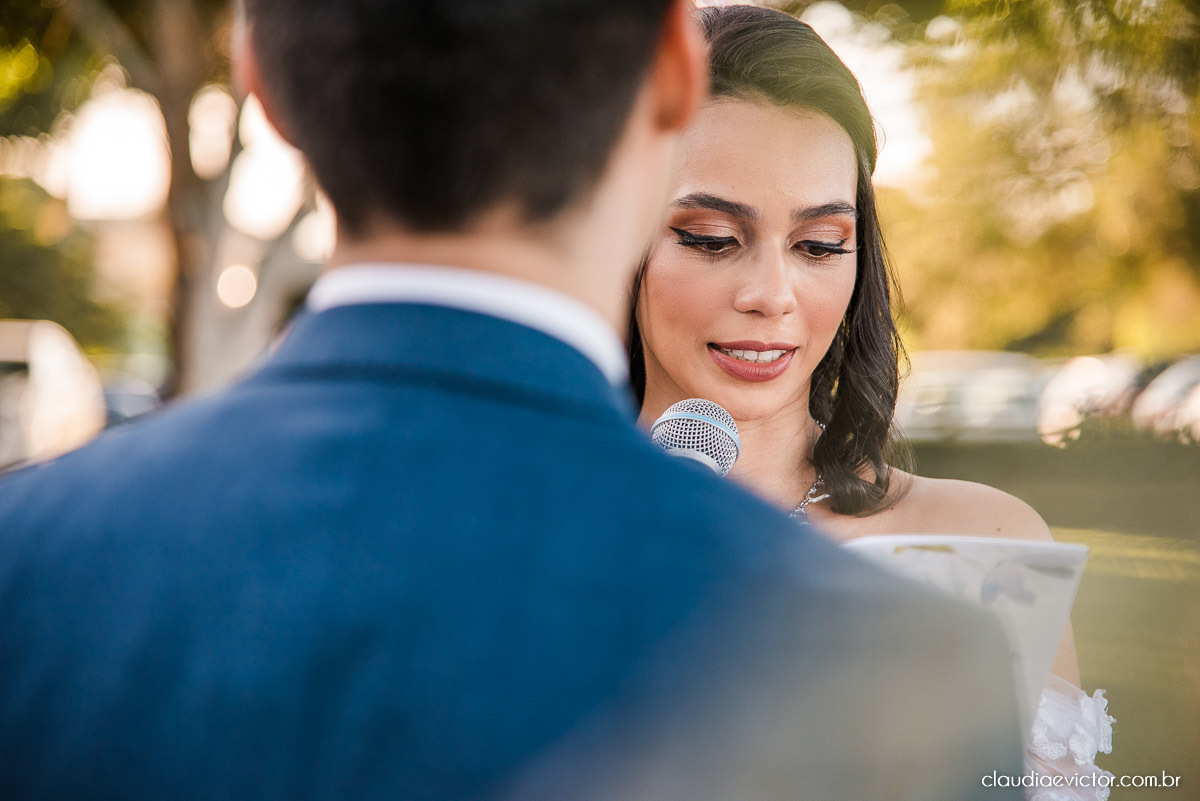 casamento ao ar livre de dia mini wedding vestido de noiva noivo bride wedding inspiration fotografo de casamento em vila velha fotografo de casamento em vitória espirito santo es ninho da roxinha serra por do sol de frente do mar
