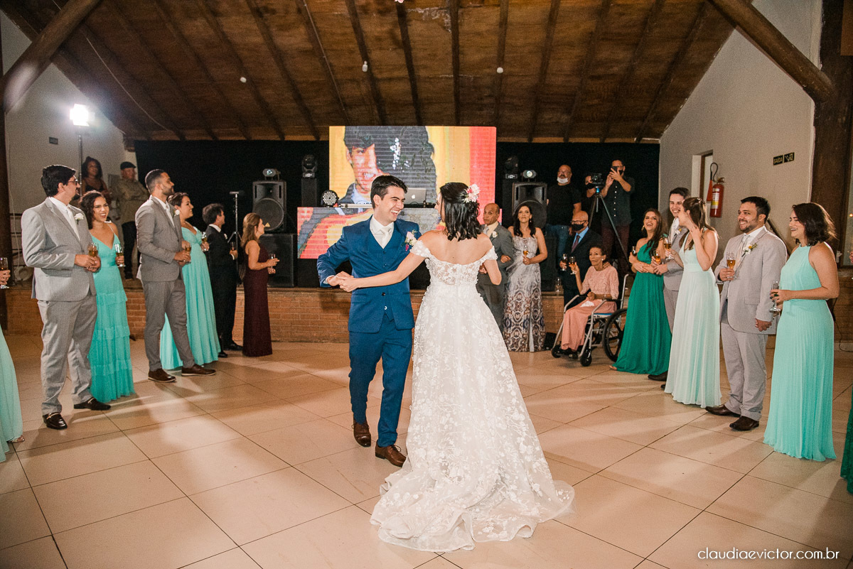 casamento ao ar livre de dia mini wedding vestido de noiva noivo bride wedding inspiration fotografo de casamento em vila velha fotografo de casamento em vitória espirito santo es ninho da roxinha serra por do sol de frente do mar