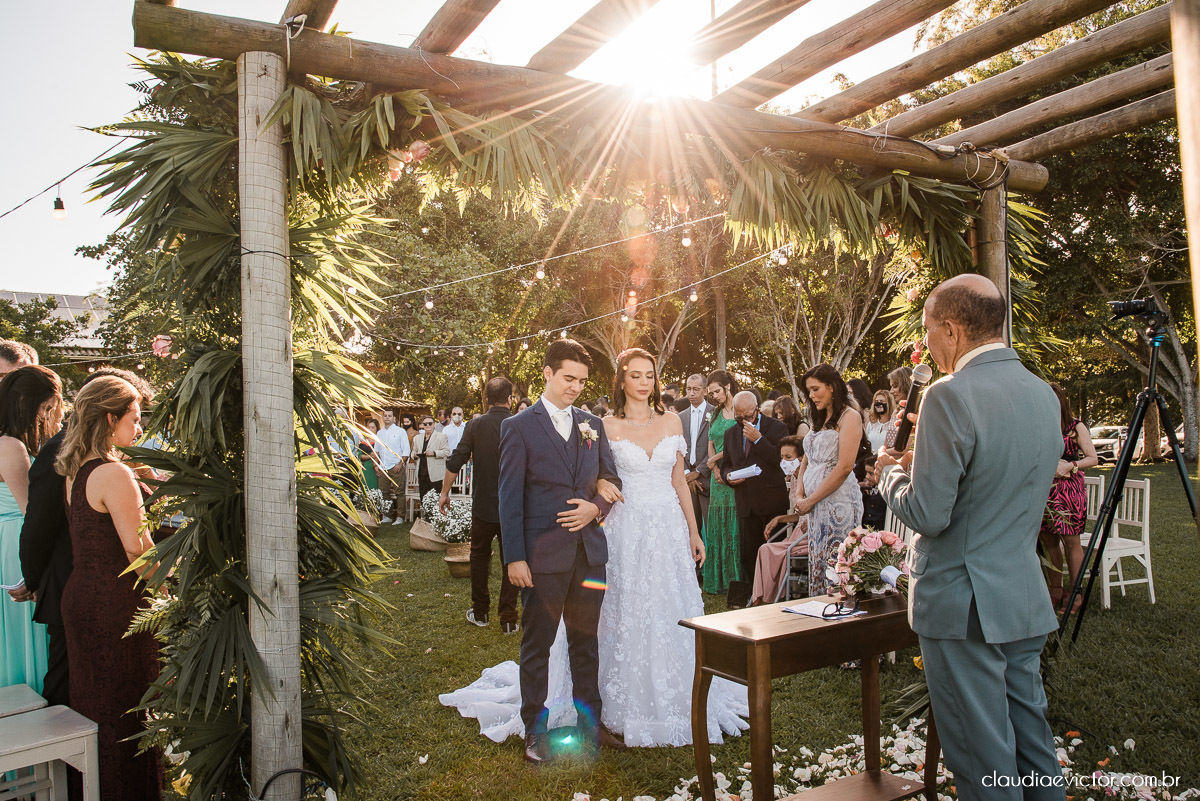 casamento ao ar livre de dia mini wedding vestido de noiva noivo bride wedding inspiration fotografo de casamento em vila velha fotografo de casamento em vitória espirito santo es ninho da roxinha serra por do sol de frente do mar