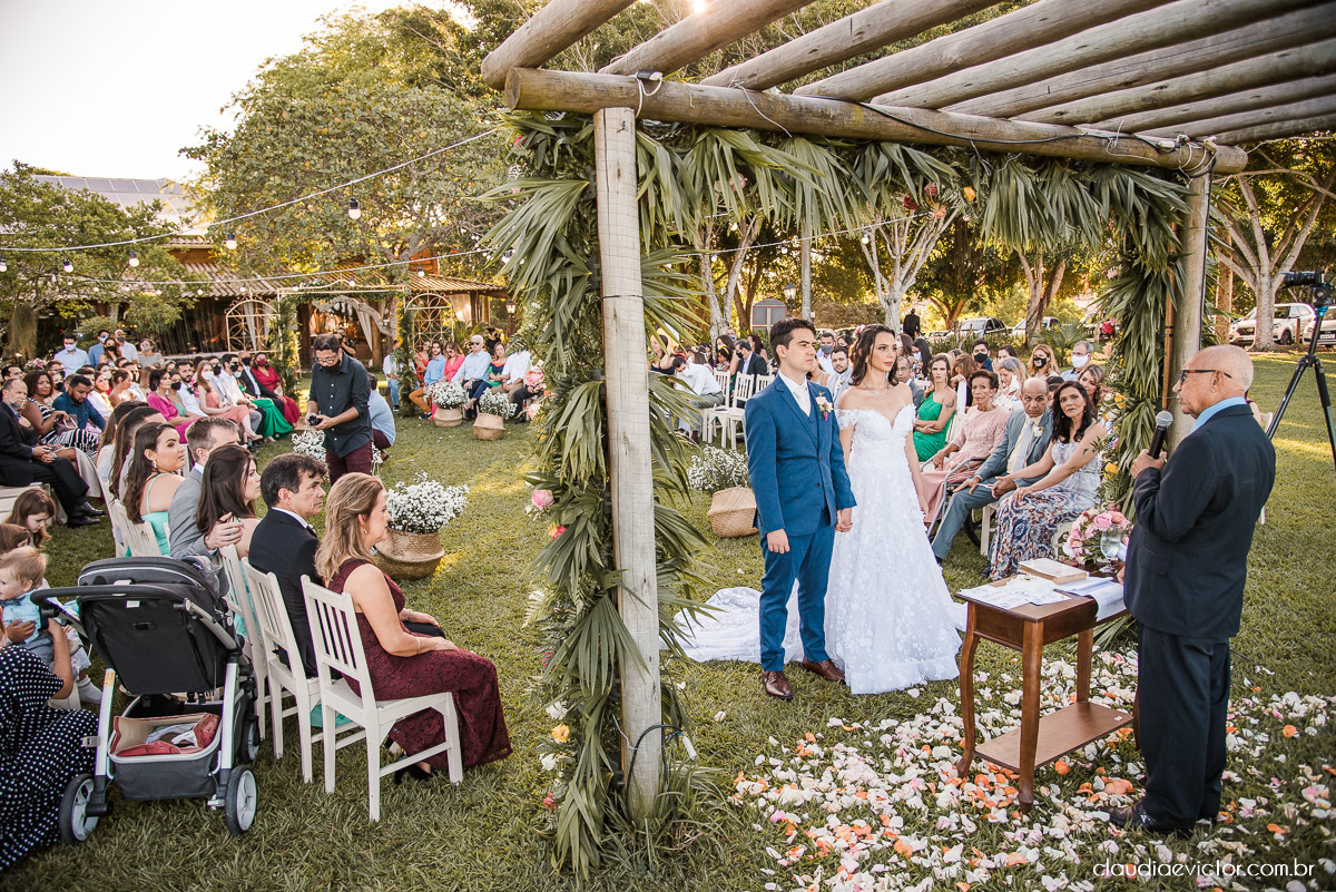 casamento ao ar livre de dia mini wedding vestido de noiva noivo bride wedding inspiration fotografo de casamento em vila velha fotografo de casamento em vitória espirito santo es ninho da roxinha serra por do sol de frente do mar
