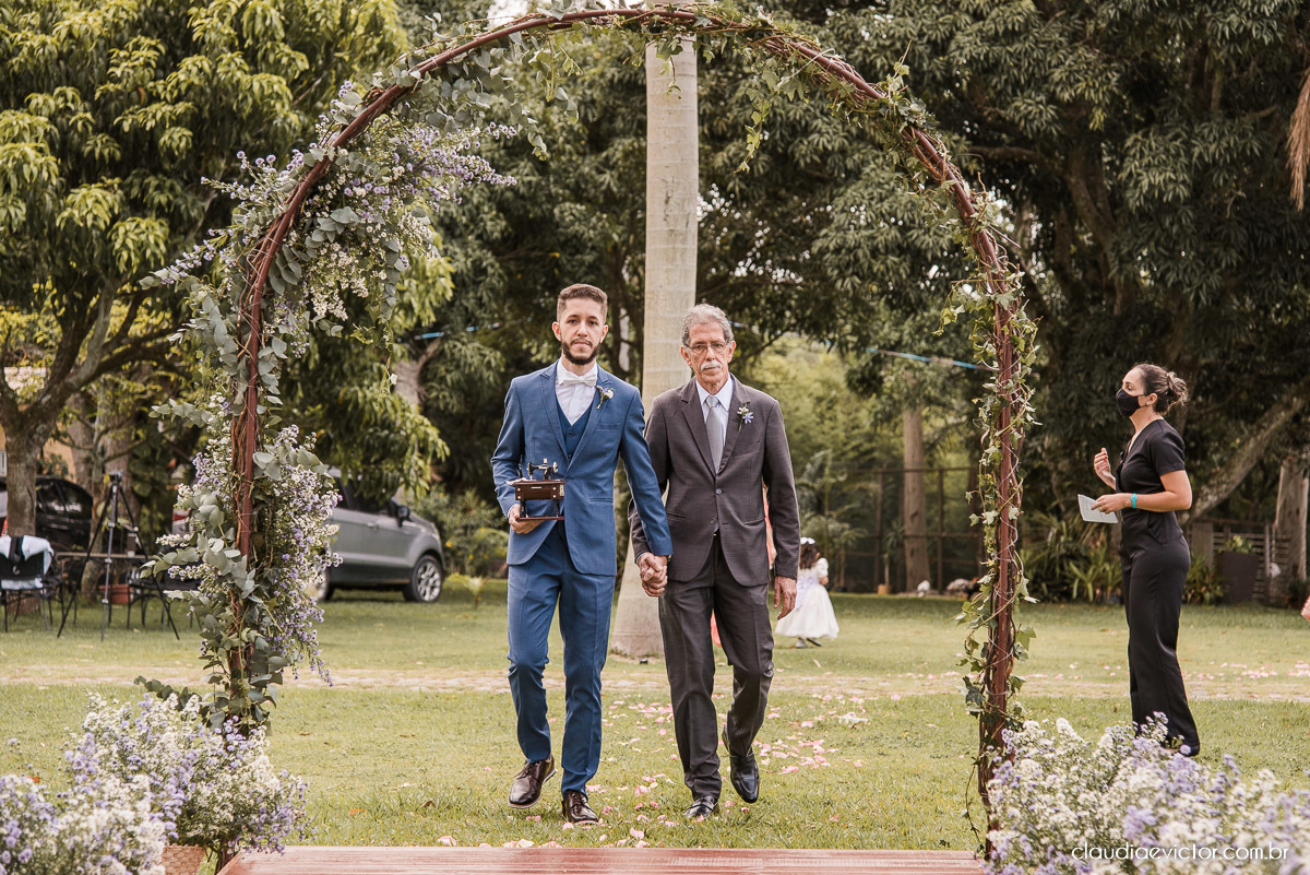 casamento ao ar livre fim de tarde wedding inspiration noivo noiva vestido buquê decoração chácara bambu fotógrafo de casamento em vila velha fotógrafo de casamento em vitória  espirito santo es fotografo de casamento em serra 