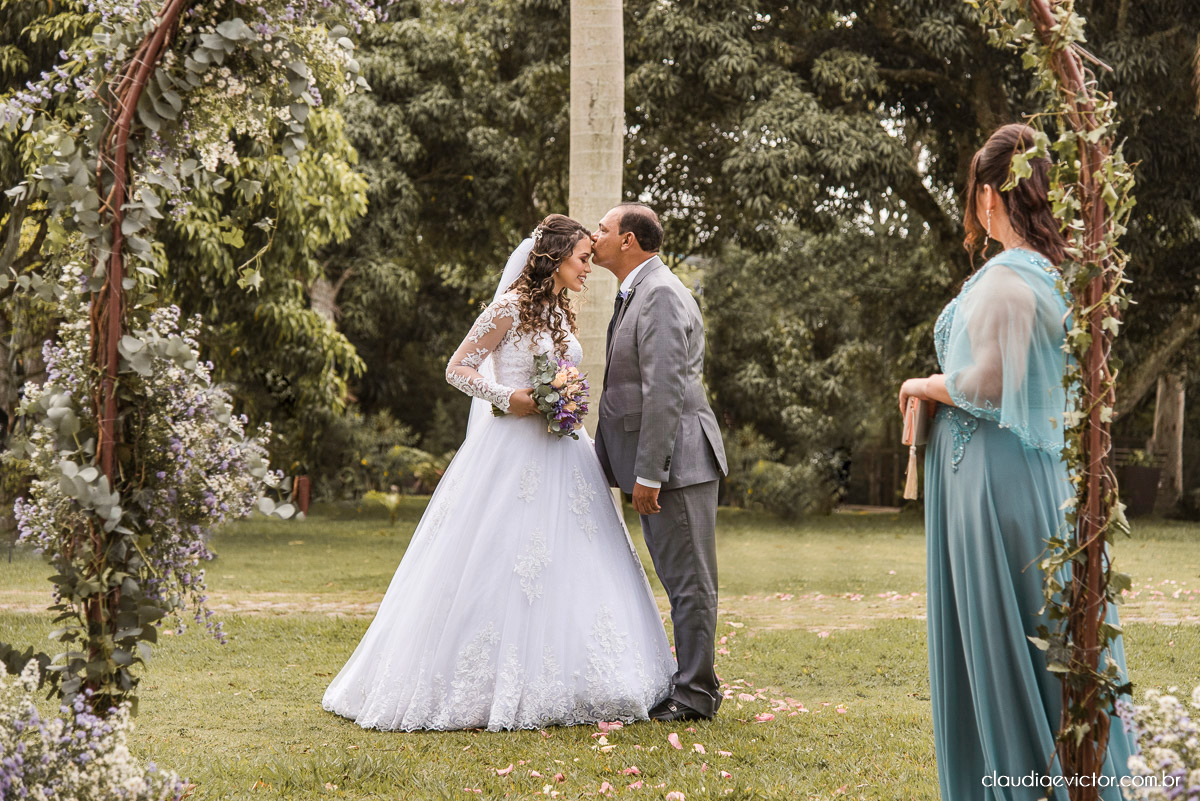 casamento ao ar livre fim de tarde wedding inspiration noivo noiva vestido buquê decoração chácara bambu fotógrafo de casamento em vila velha fotógrafo de casamento em vitória  espirito santo es fotografo de casamento em serra 