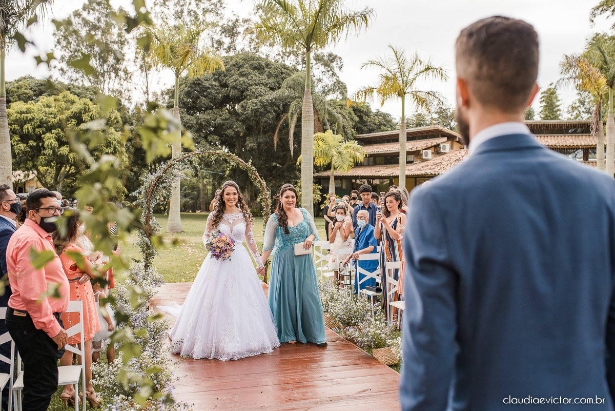 casamento ao ar livre fim de tarde wedding inspiration noivo noiva vestido buquê decoração chácara bambu fotógrafo de casamento em vila velha fotógrafo de casamento em vitória  espirito santo es fotografo de casamento em serra 