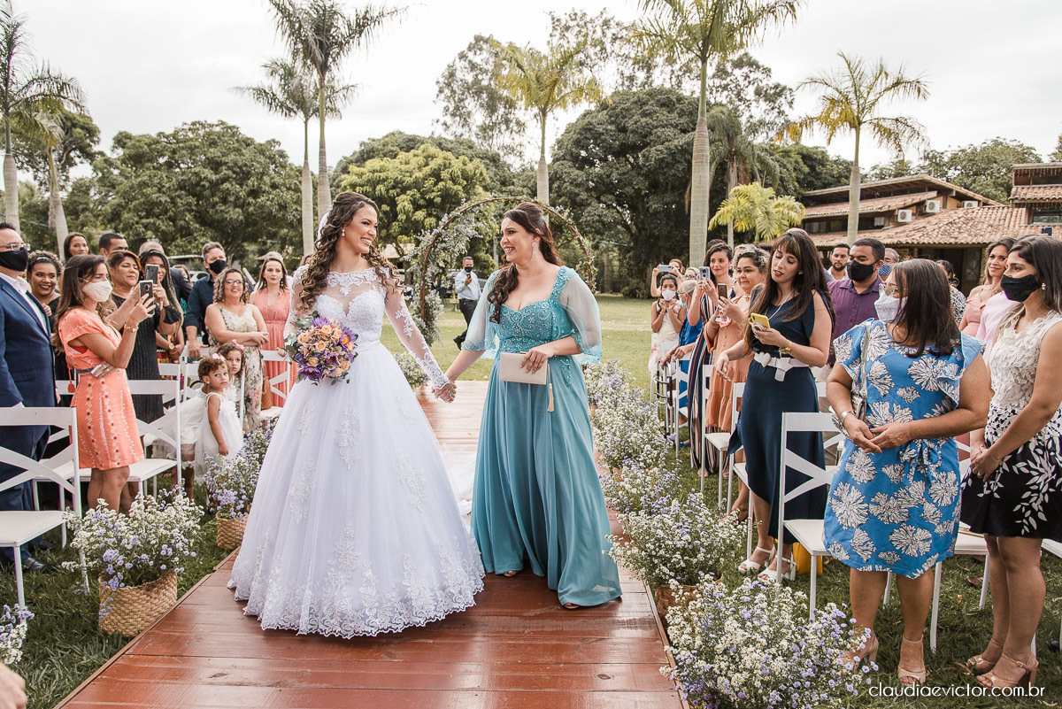 casamento ao ar livre fim de tarde wedding inspiration noivo noiva vestido buquê decoração chácara bambu fotógrafo de casamento em vila velha fotógrafo de casamento em vitória  espirito santo es fotografo de casamento em serra 