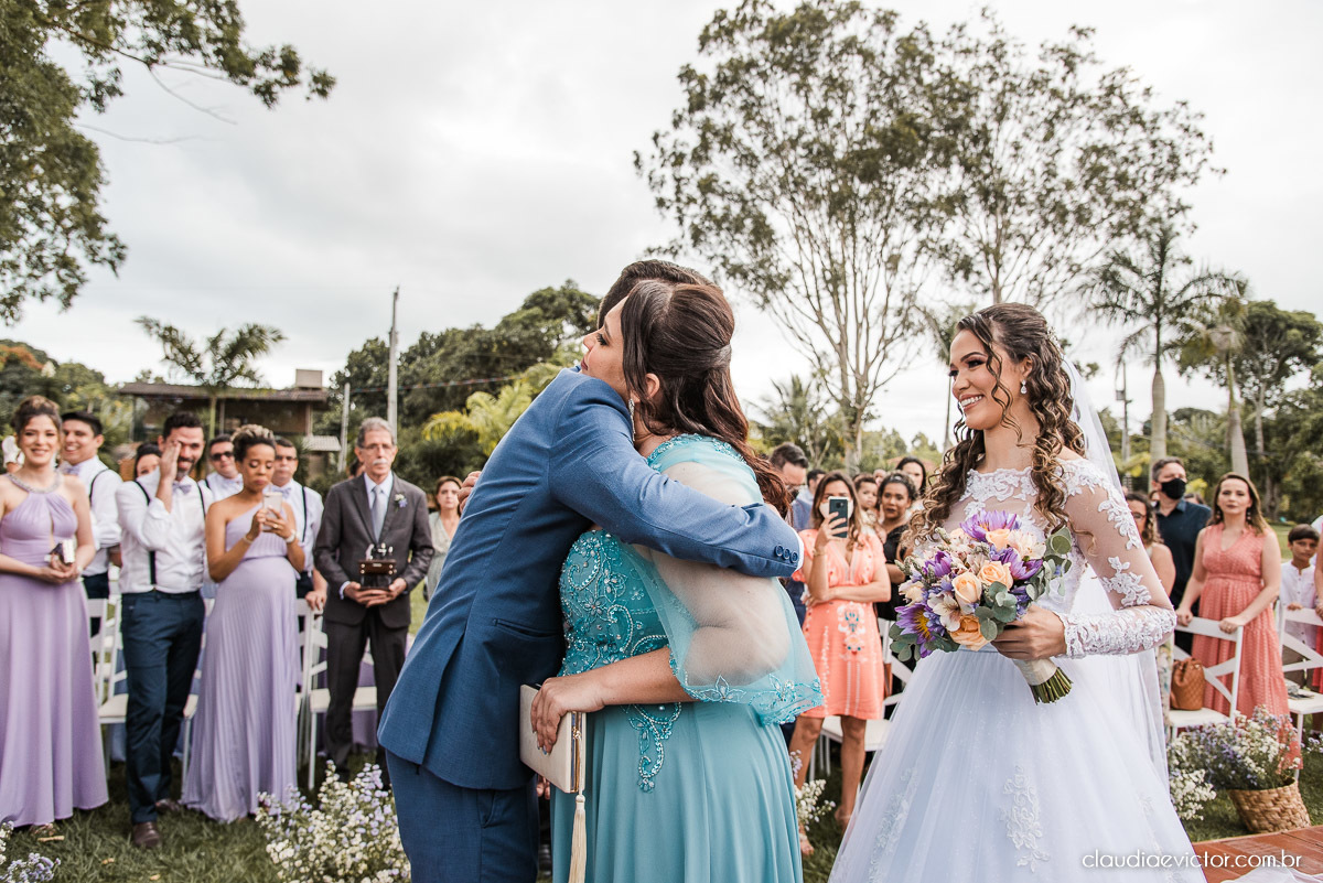 casamento ao ar livre fim de tarde wedding inspiration noivo noiva vestido buquê decoração chácara bambu fotógrafo de casamento em vila velha fotógrafo de casamento em vitória  espirito santo es fotografo de casamento em serra 