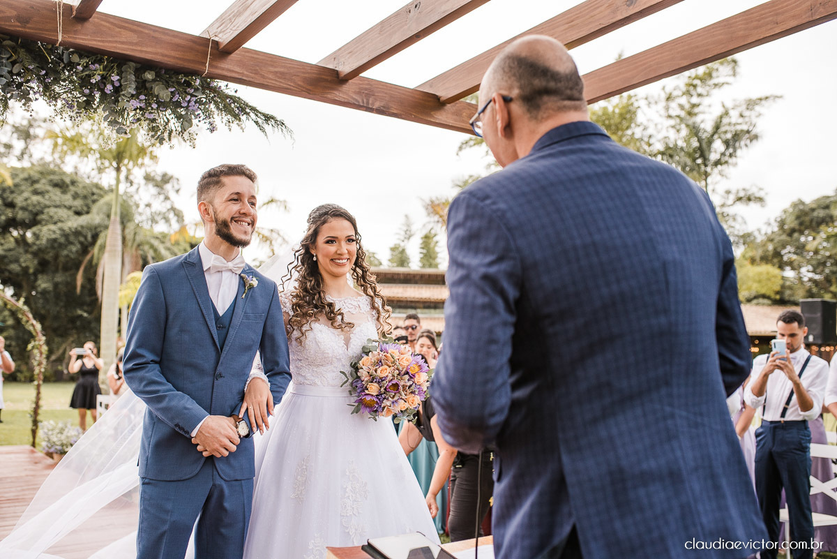 casamento ao ar livre fim de tarde wedding inspiration noivo noiva vestido buquê decoração chácara bambu fotógrafo de casamento em vila velha fotógrafo de casamento em vitória  espirito santo es fotografo de casamento em serra 