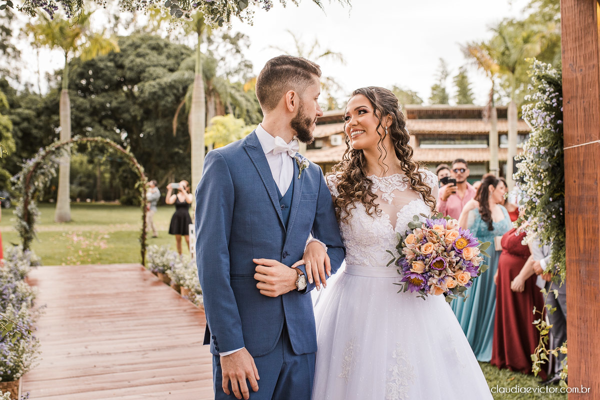 casamento ao ar livre fim de tarde wedding inspiration noivo noiva vestido buquê decoração chácara bambu fotógrafo de casamento em vila velha fotógrafo de casamento em vitória  espirito santo es fotografo de casamento em serra 