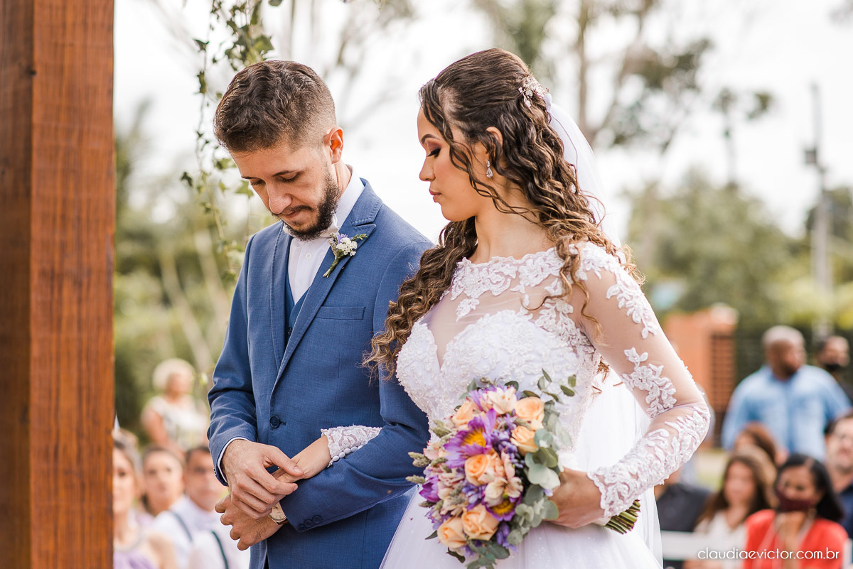 casamento ao ar livre fim de tarde wedding inspiration noivo noiva vestido buquê decoração chácara bambu fotógrafo de casamento em vila velha fotógrafo de casamento em vitória  espirito santo es fotografo de casamento em serra 