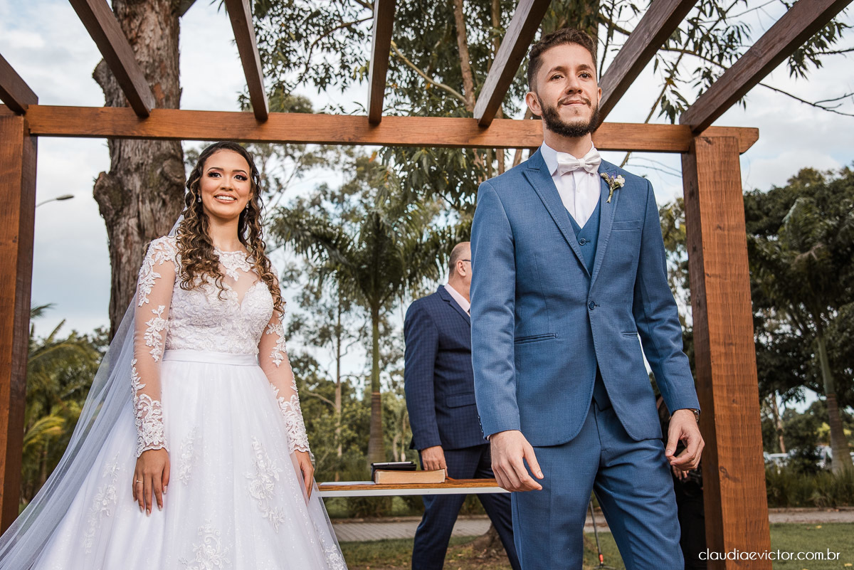 casamento ao ar livre fim de tarde wedding inspiration noivo noiva vestido buquê decoração chácara bambu fotógrafo de casamento em vila velha fotógrafo de casamento em vitória  espirito santo es fotografo de casamento em serra 