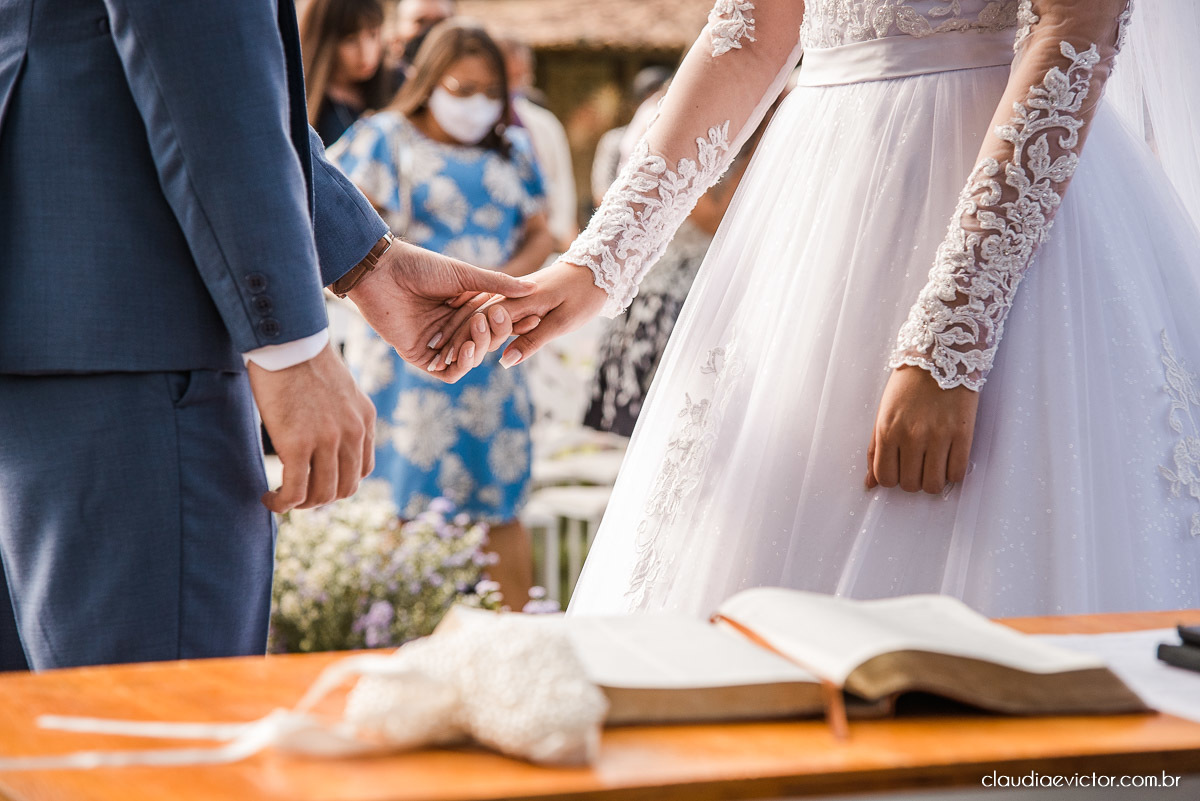 casamento ao ar livre fim de tarde wedding inspiration noivo noiva vestido buquê decoração chácara bambu fotógrafo de casamento em vila velha fotógrafo de casamento em vitória  espirito santo es fotografo de casamento em serra 