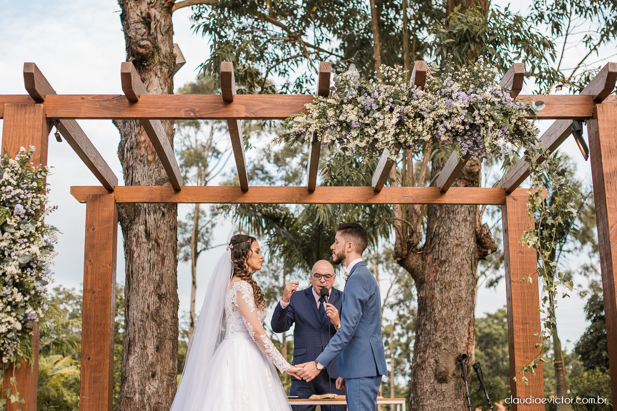 casamento ao ar livre fim de tarde wedding inspiration noivo noiva vestido buquê decoração chácara bambu fotógrafo de casamento em vila velha fotógrafo de casamento em vitória  espirito santo es fotografo de casamento em serra 