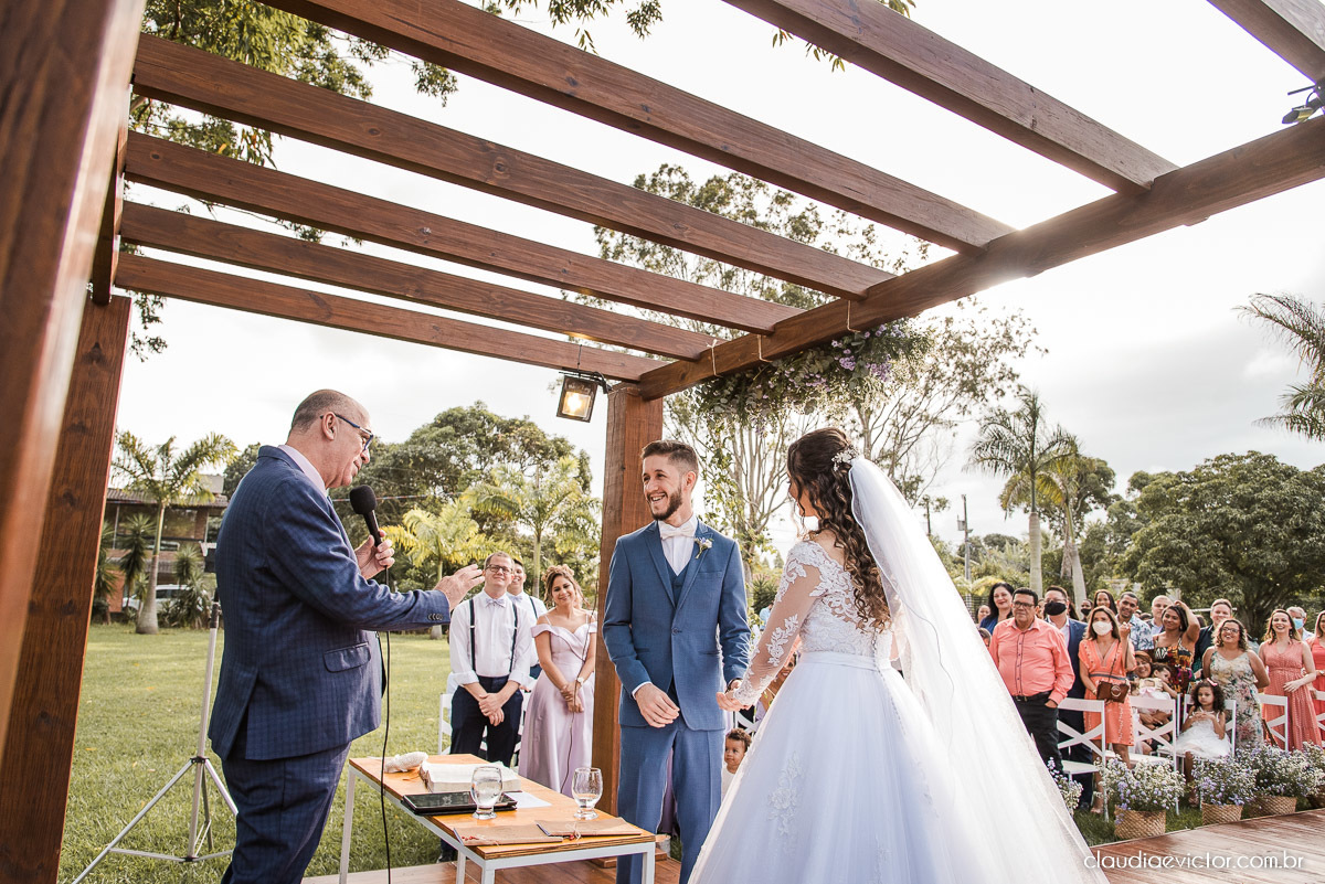 casamento ao ar livre fim de tarde wedding inspiration noivo noiva vestido buquê decoração chácara bambu fotógrafo de casamento em vila velha fotógrafo de casamento em vitória  espirito santo es fotografo de casamento em serra 