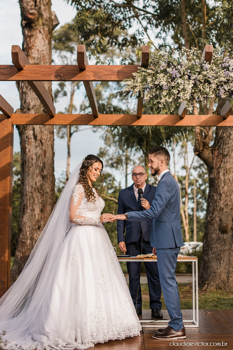 casamento ao ar livre fim de tarde wedding inspiration noivo noiva vestido buquê decoração chácara bambu fotógrafo de casamento em vila velha fotógrafo de casamento em vitória  espirito santo es fotografo de casamento em serra 