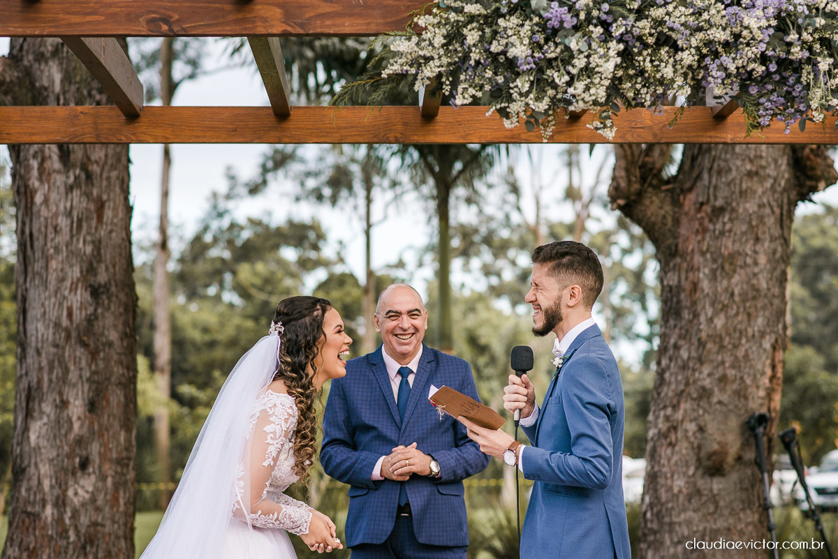 casamento ao ar livre fim de tarde wedding inspiration noivo noiva vestido buquê decoração chácara bambu fotógrafo de casamento em vila velha fotógrafo de casamento em vitória  espirito santo es fotografo de casamento em serra 