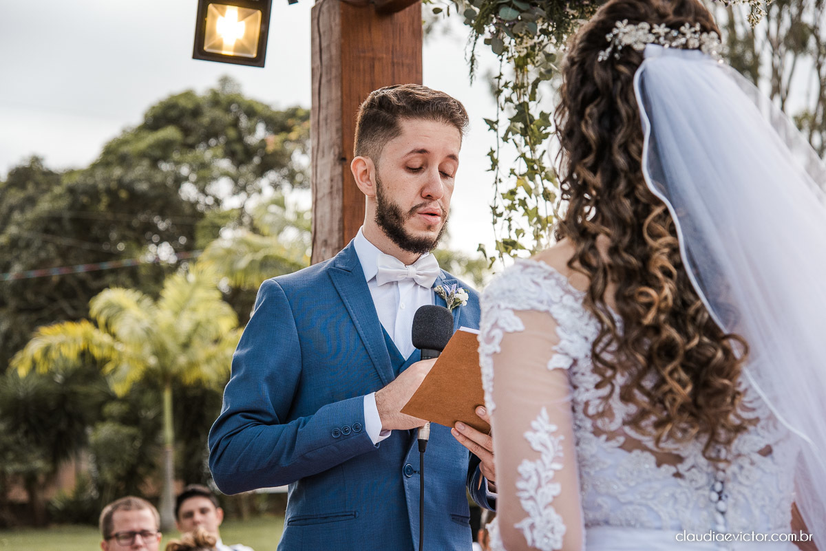 casamento ao ar livre fim de tarde wedding inspiration noivo noiva vestido buquê decoração chácara bambu fotógrafo de casamento em vila velha fotógrafo de casamento em vitória  espirito santo es fotografo de casamento em serra 