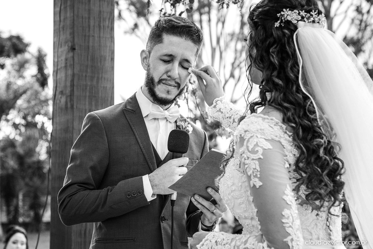 casamento ao ar livre fim de tarde wedding inspiration noivo noiva vestido buquê decoração chácara bambu fotógrafo de casamento em vila velha fotógrafo de casamento em vitória  espirito santo es fotografo de casamento em serra 