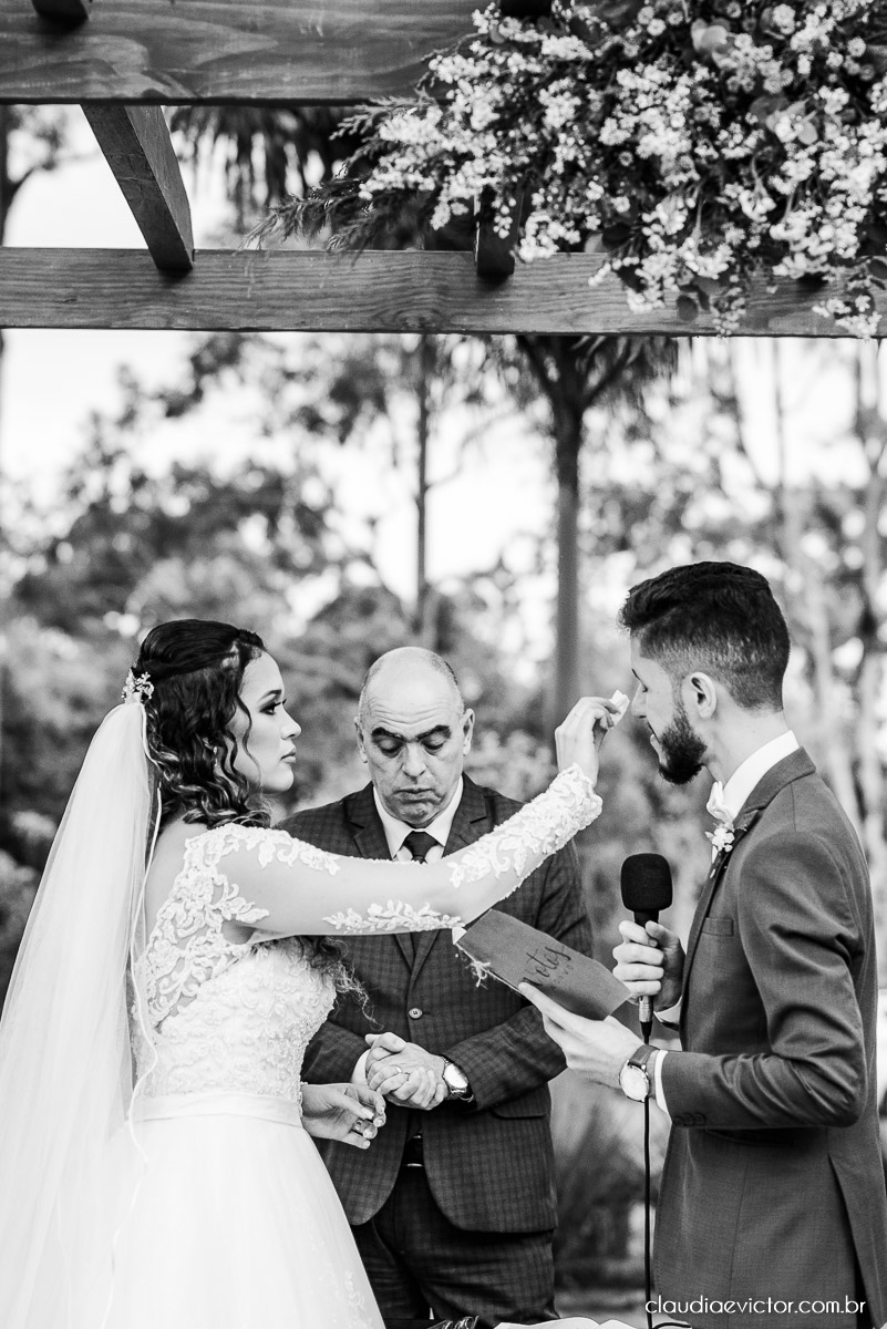 casamento ao ar livre fim de tarde wedding inspiration noivo noiva vestido buquê decoração chácara bambu fotógrafo de casamento em vila velha fotógrafo de casamento em vitória  espirito santo es fotografo de casamento em serra 