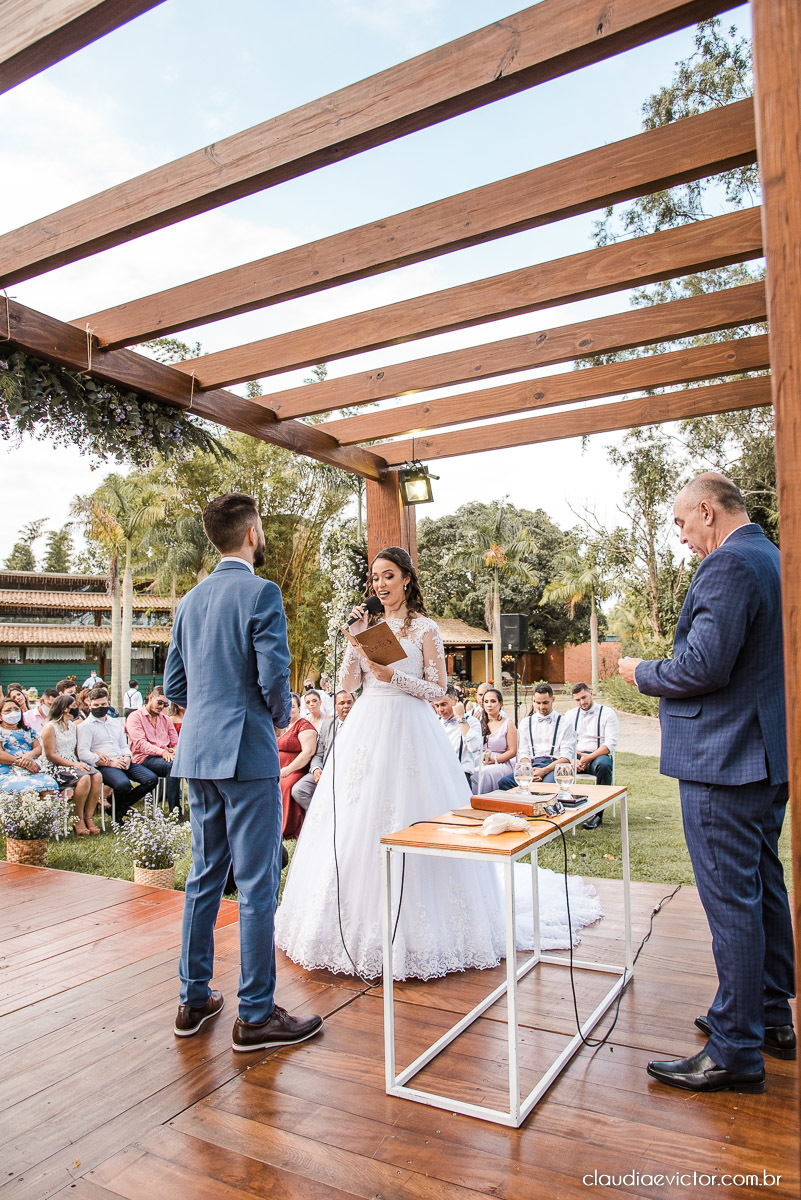 casamento ao ar livre fim de tarde wedding inspiration noivo noiva vestido buquê decoração chácara bambu fotógrafo de casamento em vila velha fotógrafo de casamento em vitória  espirito santo es fotografo de casamento em serra 