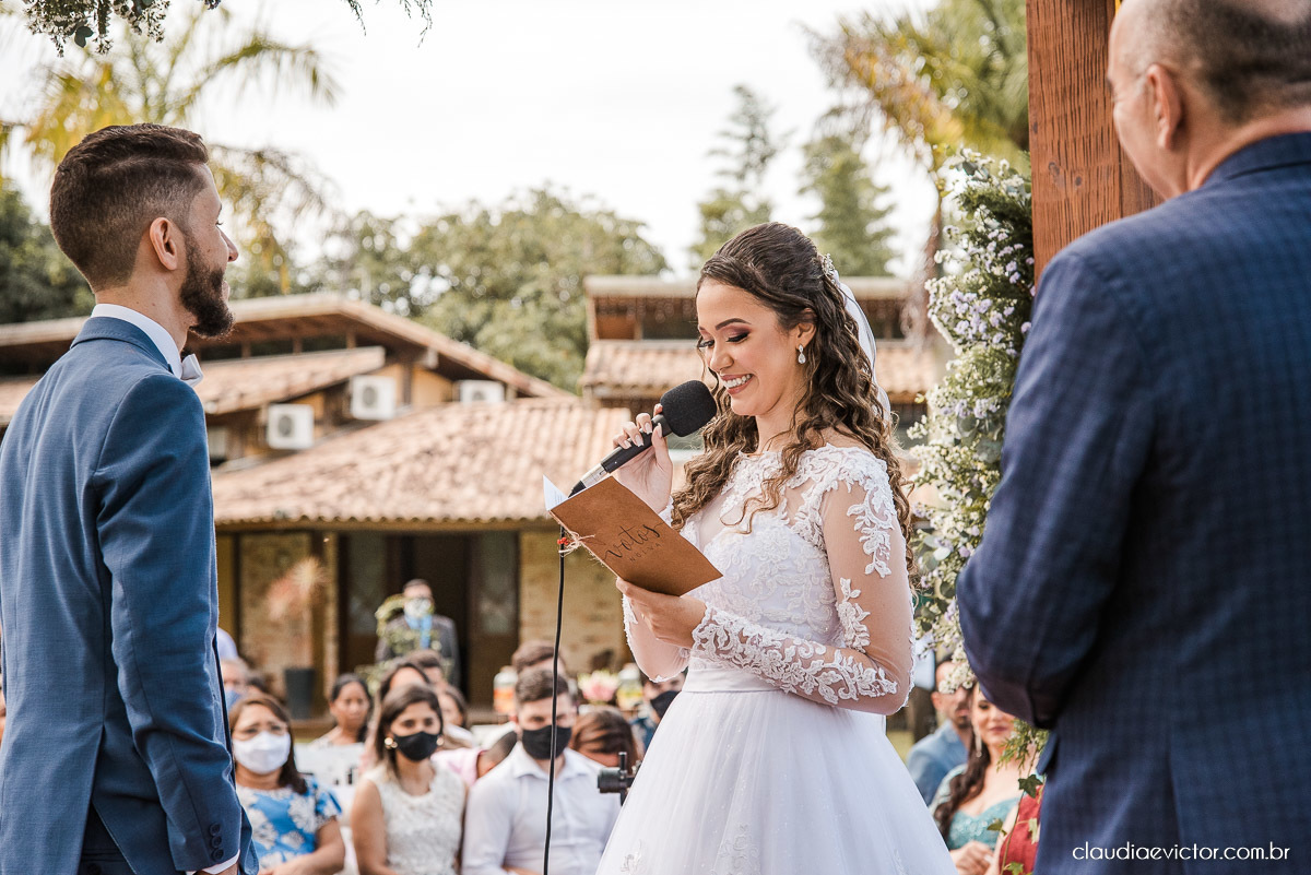 casamento ao ar livre fim de tarde wedding inspiration noivo noiva vestido buquê decoração chácara bambu fotógrafo de casamento em vila velha fotógrafo de casamento em vitória  espirito santo es fotografo de casamento em serra 
