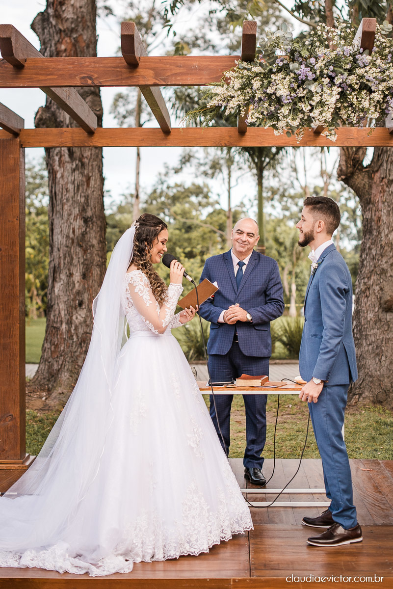 casamento ao ar livre fim de tarde wedding inspiration noivo noiva vestido buquê decoração chácara bambu fotógrafo de casamento em vila velha fotógrafo de casamento em vitória  espirito santo es fotografo de casamento em serra 