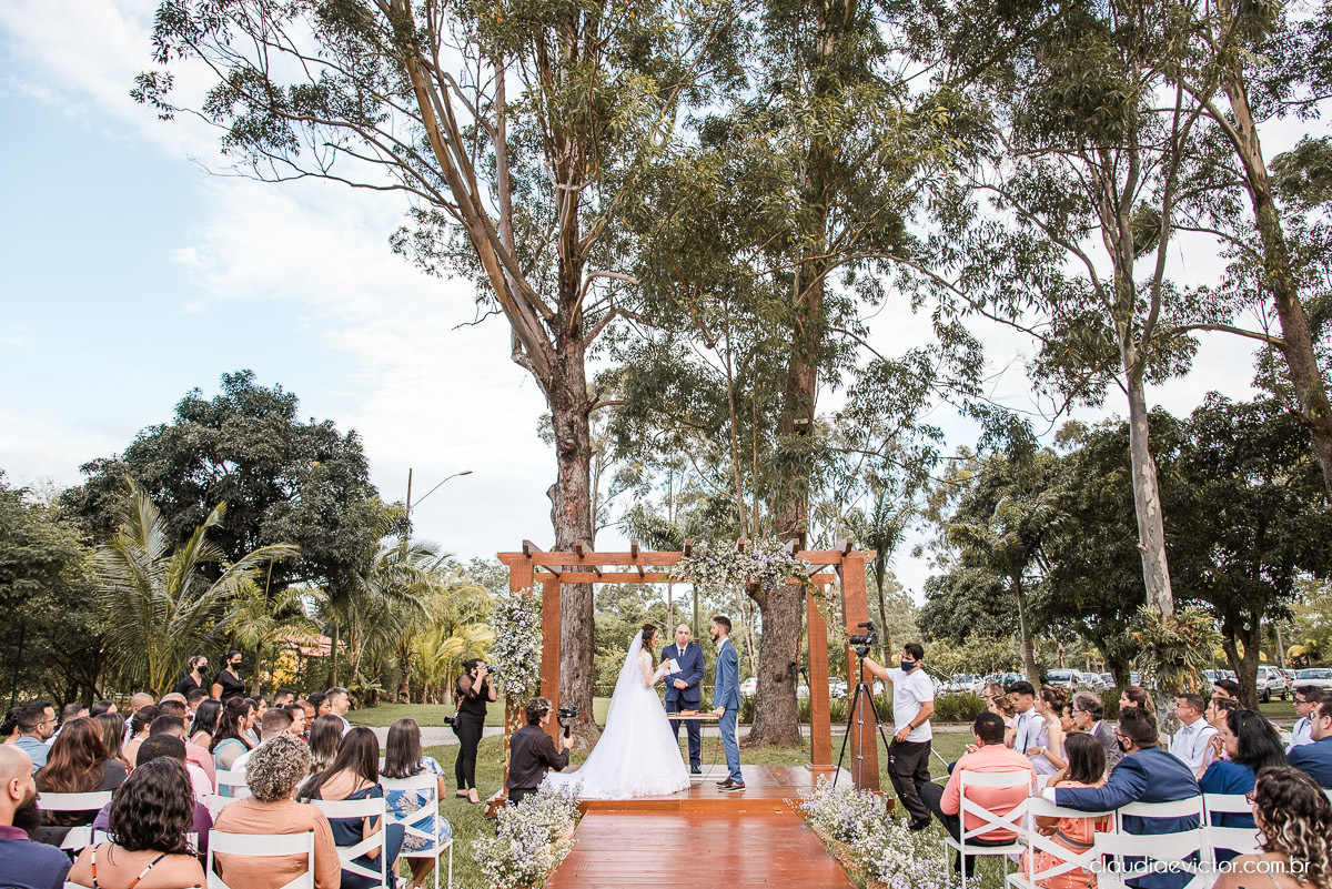 casamento ao ar livre fim de tarde wedding inspiration noivo noiva vestido buquê decoração chácara bambu fotógrafo de casamento em vila velha fotógrafo de casamento em vitória  espirito santo es fotografo de casamento em serra 