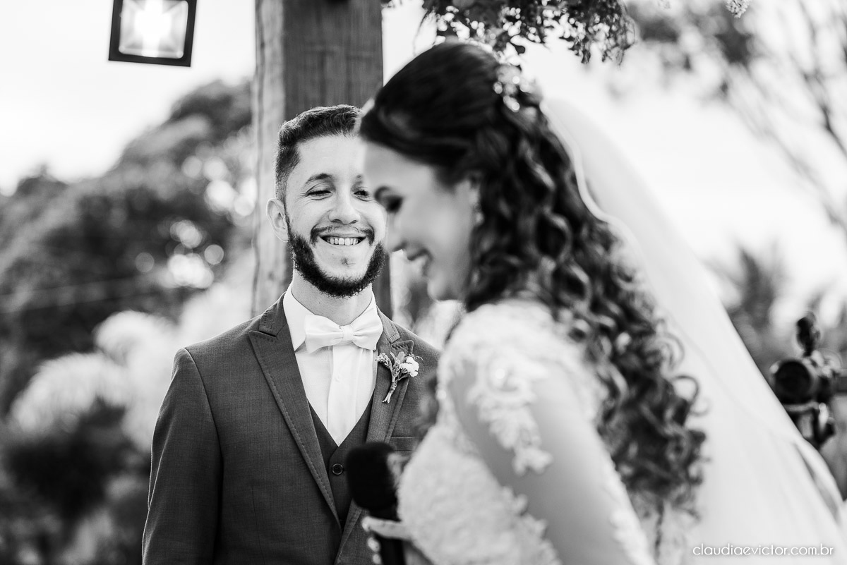 casamento ao ar livre fim de tarde wedding inspiration noivo noiva vestido buquê decoração chácara bambu fotógrafo de casamento em vila velha fotógrafo de casamento em vitória  espirito santo es fotografo de casamento em serra 