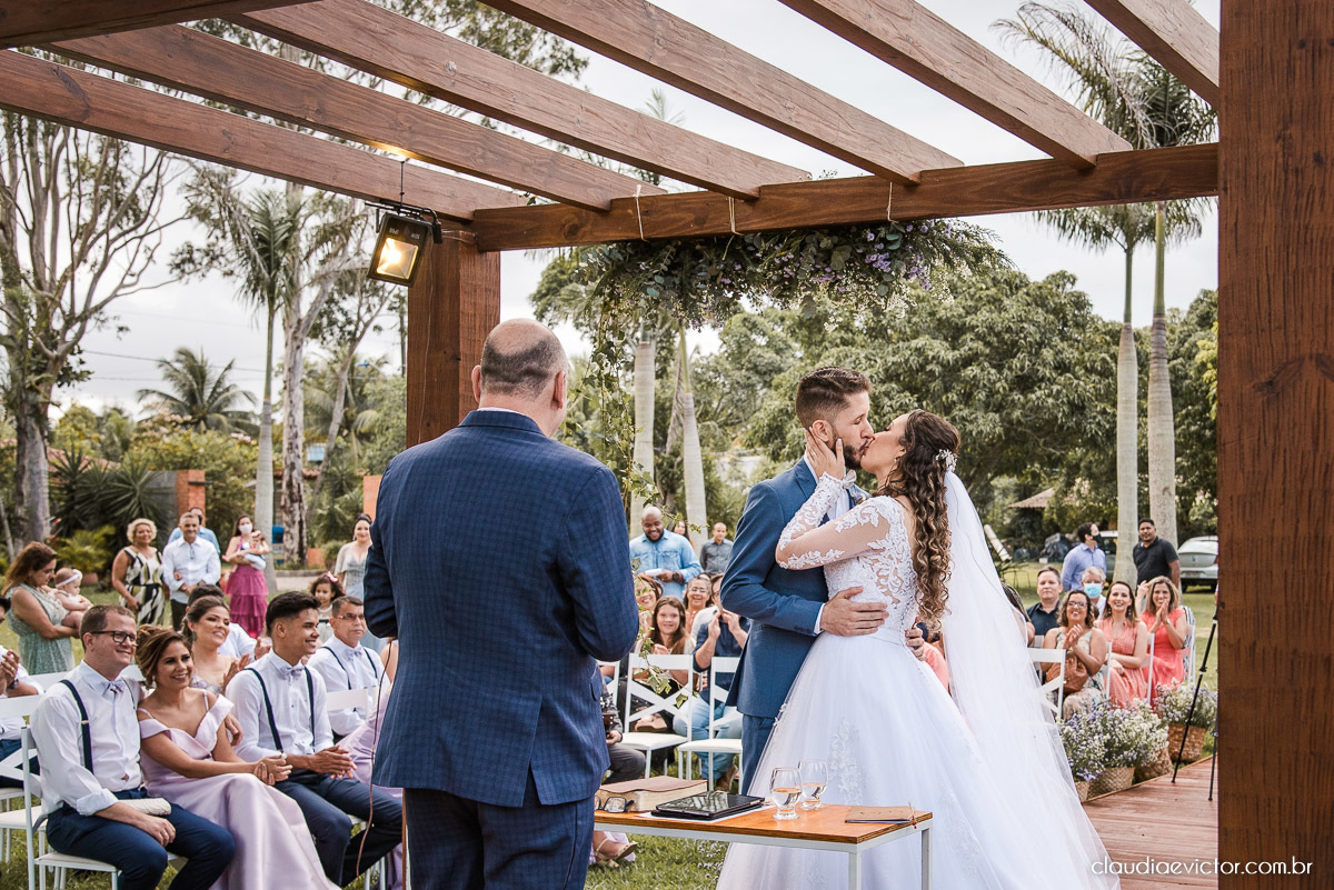 casamento ao ar livre fim de tarde wedding inspiration noivo noiva vestido buquê decoração chácara bambu fotógrafo de casamento em vila velha fotógrafo de casamento em vitória  espirito santo es fotografo de casamento em serra 