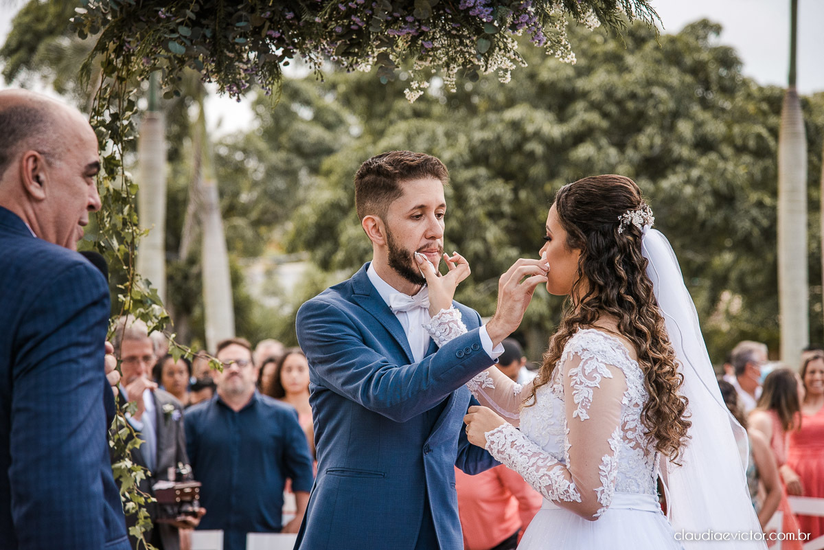 casamento ao ar livre fim de tarde wedding inspiration noivo noiva vestido buquê decoração chácara bambu fotógrafo de casamento em vila velha fotógrafo de casamento em vitória  espirito santo es fotografo de casamento em serra 