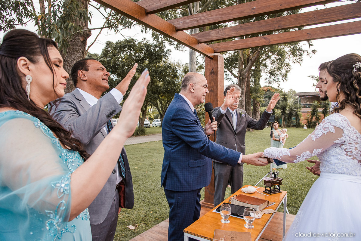 casamento ao ar livre fim de tarde wedding inspiration noivo noiva vestido buquê decoração chácara bambu fotógrafo de casamento em vila velha fotógrafo de casamento em vitória  espirito santo es fotografo de casamento em serra 