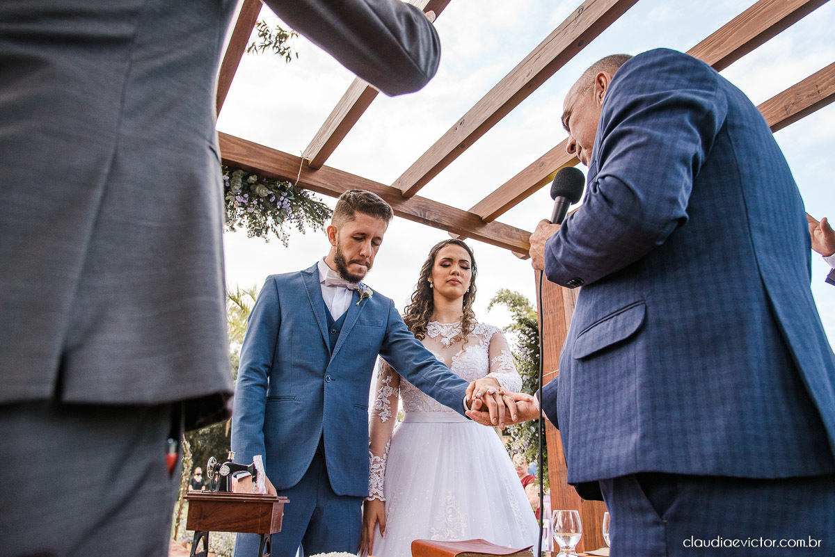 casamento ao ar livre fim de tarde wedding inspiration noivo noiva vestido buquê decoração chácara bambu fotógrafo de casamento em vila velha fotógrafo de casamento em vitória  espirito santo es fotografo de casamento em serra 