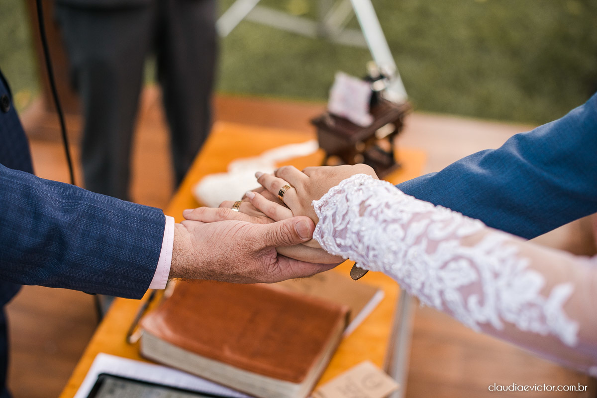 casamento ao ar livre fim de tarde wedding inspiration noivo noiva vestido buquê decoração chácara bambu fotógrafo de casamento em vila velha fotógrafo de casamento em vitória  espirito santo es fotografo de casamento em serra 
