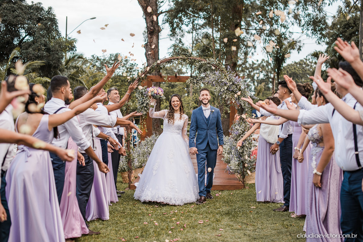 casamento ao ar livre fim de tarde wedding inspiration noivo noiva vestido buquê decoração chácara bambu fotógrafo de casamento em vila velha fotógrafo de casamento em vitória  espirito santo es fotografo de casamento em serra 